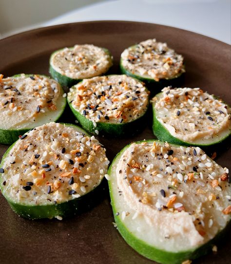 Cucumber With Hummus, Healthy Snacks With Hummus, Hummus Bagel, Veggie Snack Ideas, Hummus Snacks, Cucumber And Hummus, Hummus And Cucumber, Cucumber Snack, Hummus Cucumber