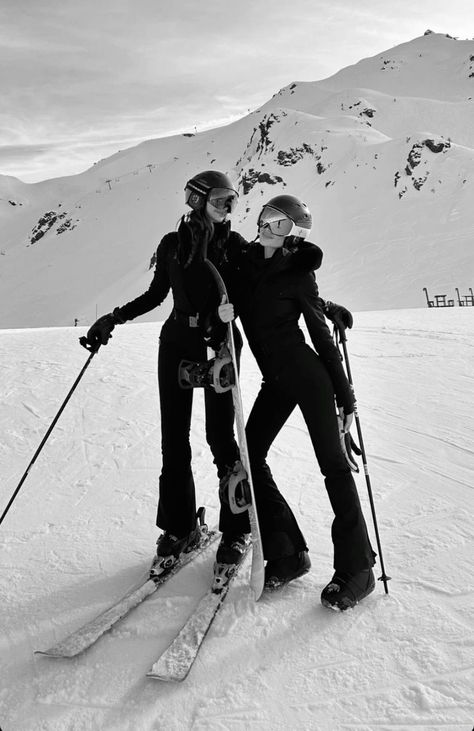 Hairstyles Old Money, Skiing Fits, Ski Outfit Ideas, Prom Nail Inspo, Luxury Blonde, Clean Girl Summer, Rich Brunette Hair, Mode Au Ski, Ski Fits