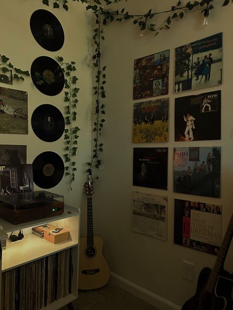 Records On Wall Aesthetic Bedroom, Musician Room Ideas, Aesthetic Shelves Bedroom, Music Corner Bedroom, Record Wall Decor Aesthetic, Records On Wall, Music Room Decor Ideas, Vinyl Bedroom, Plain Room