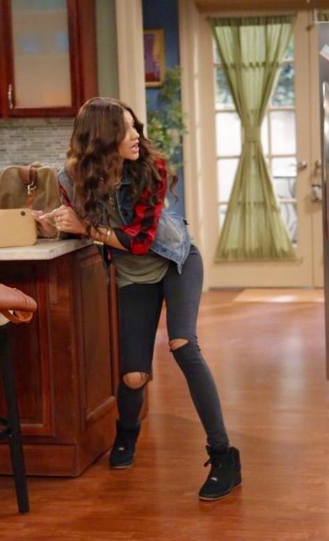 Zendaya. Kc Undercover Outfits, K C Undercover, Kc Undercover, Zendaya Style, Best Friend Photoshoot, Adventure Outfit, Zendaya Coleman, Movies Outfit, 2000s Fashion Outfits