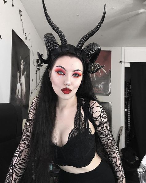 26 Cool But Obscure Halloween Makeup Ideas Creative College Halloween Costumes, Horns Headpiece, Extreme Make-up, Demon Costume, Devil Makeup, College Halloween, Style Gothic, Vampire Academy, Goth Women