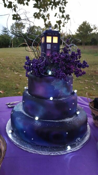 Our TARDIS wedding cake. It went great with our space theme. It has a nebula airbrush on fondant. We had blue raspberry, chocolate and strawberry cake layers. ♡ Doctor Who Doctor Who Cakes, Harry Potter Torte, Tardis Cake, Doctor Who Party, Doctor Who Wedding, Geeky Wedding, Geek Wedding, Raspberry Chocolate, Cool Wedding Cakes