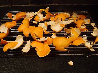 How to Dry and Use Mandarin Orange Peels ~~ Can you imagine the wonderful aroma this would create whilte drying? Mandarin Peel, Dried Orange Peel, Canned Food Storage, Orange Peels, Dried Oranges, Emergency Food, Dehydrated Food, Dehydrator Recipes, Mandarin Orange