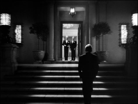 closing scene Notorious Notorious 1946, Claude Rains, Classic Film Noir, Alfred Hitchcock Movies, John Huston, Hollywood Cinema, Ingrid Bergman, Cary Grant, Film History