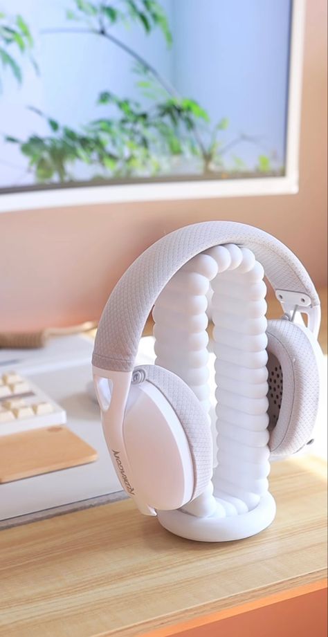 White Gaming Headset, Cute Gaming Headset, Gamer Headphones, Headset Gaming, Headphones Aesthetic, Pc Build, Latest Tech Gadgets, Gaming Setups, Wireless Gaming Headset