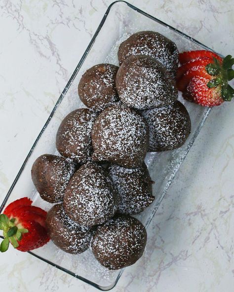 Perfect for Valentines Day! - Deep Fried Chocolate Cheesecake-Stuffed Strawberries Recipe by Tasty #chocolatecoveredstrawberries Deep Fried Cheesecake, Fried Desserts, Carnival Foods, Strawberry Cheesecake Chimichangas, Cheesecake Stuffed Strawberries, Fried Cheesecake, Chocolate Strawberry Cheesecake, Plates Ideas, Stuffed Strawberries