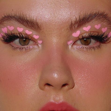 Pink Heart Eye Makeup, Harry Styles Concert Makeup, Lover Era Makeup, Hslot Makeup, Harry Styles Aesthetic Outfits, Harry Styles Makeup, Harry Styles Outfit Ideas, Makeup Concert, Pink Concert Outfit