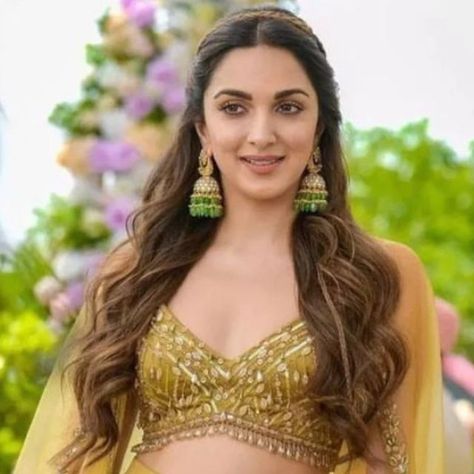 Kiara Advani Hairstyles, Kiara Advani Hair, Indo Western Hairstyles, Arabic Rice, Western Hairstyles, Engagement Dress For Bride, Hair References, Event Hair, Minimal Makeup Look