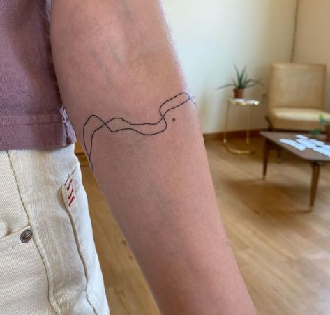 Back Of Arm Wrap Around Tattoo, Arm Circle Tattoo, Red Line Tattoo Arm, Fine Line Arm Band Tattoo, Abstract Line Tattoo Arm, Line Tattoos Arm, Abstract Tattoo Lines, Lines Tattoo Arm, Wavy Line Tattoo