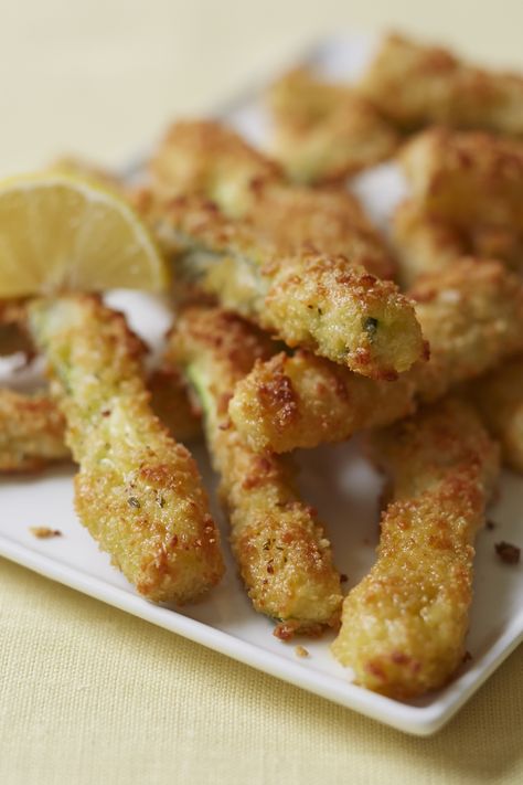 Fried zucchini is such an addictingly tasty snack, and even though this version is baked in the oven, it still delivers all that amazing crispy-crunch thanks to Panko breadcrumbs. #healthysnacks #friedzucchini #zucchinifries Zucchini Pommes, Zucchini Zoodles, Vegan Mushroom Risotto, Healthy Italian Recipes, Giada Recipes, Healthy Chicken Parmesan, Zucchini Sticks, Fried Zucchini, Healthy Italian