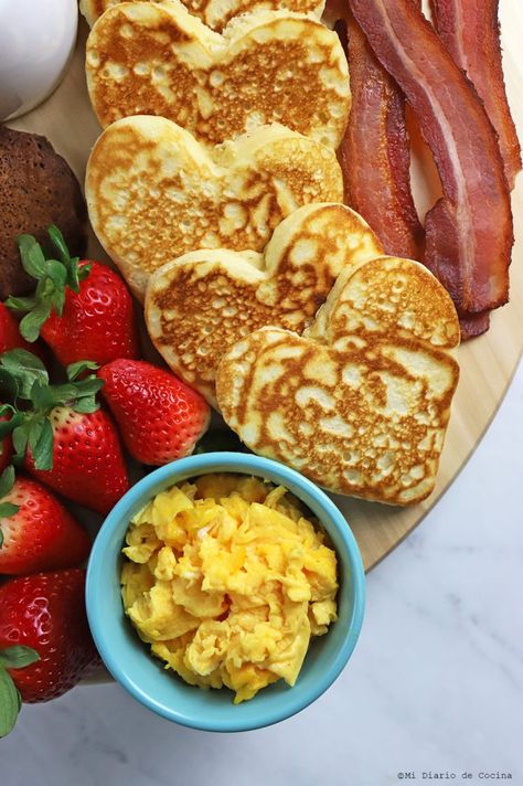 Pancakes para el desayuno Pizza Burgers Recipe, Romantic Breakfast, Charlie Swan, Food Network Chefs, Food Bouquet, Romantic Meals, Coffee Breakfast, Food Drinks Dessert, Food Tasting