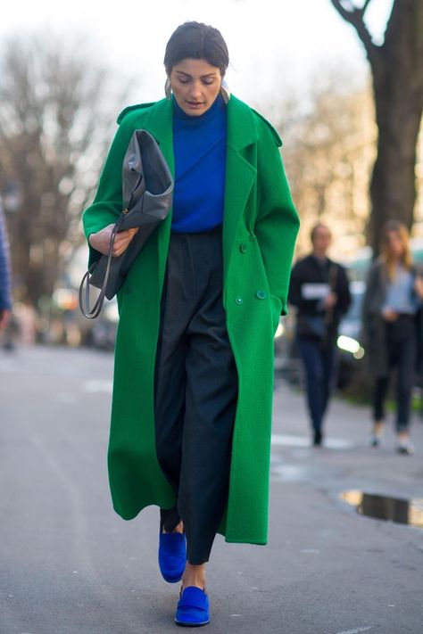 Walking Down The Street, Color Blocking Outfits, Moda Paris, Paris Fashion Week Street Style, Colour Blocking, Autumn Street Style, Green Coat, 가을 패션, Fashion Week Street Style