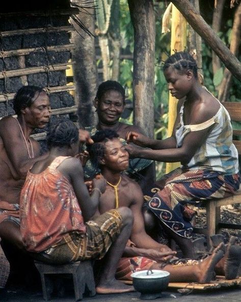 Comment if you know whats going on in this pic. African Hair History, Circle Ideas, Sister Circle, African Life, Cultural Awareness, Black Photography, Afrocentric Art, Photographie Inspo, African People