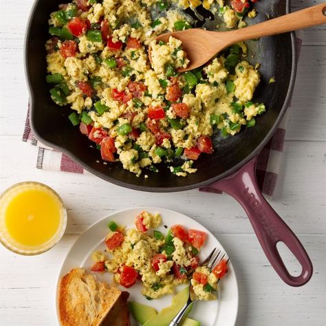 Scrambled Eggs With Vegetables, Vegetable Scrambled Eggs, Vegan Grill, Eggs And Vegetables, Chorizo And Eggs, Bruschetta Toppings, Scrambled Eggs Recipe, Low Calorie Breakfast, Vegetarian Life