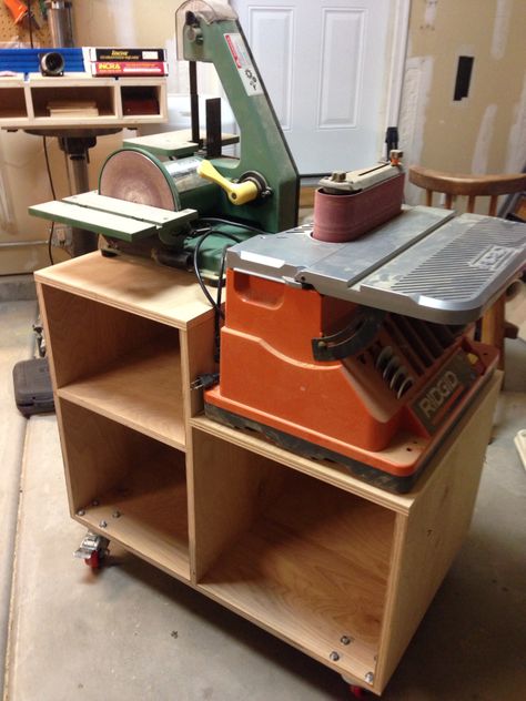 Sanding Station, Woodworking Station, Working Tool, Woodworking Shop Plans, Tool Stands, Workshop Ideas, Work Station, Shop Organization, Shop Plans