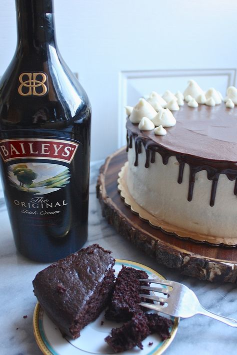 Boozy Cakes, Guinness Chocolate Cake, Guinness Recipes, Baileys Cake, Fluffy Chocolate Cake, Guinness Chocolate, Frosting Chocolate, Guinness Cake, Chocolate Drip Cake