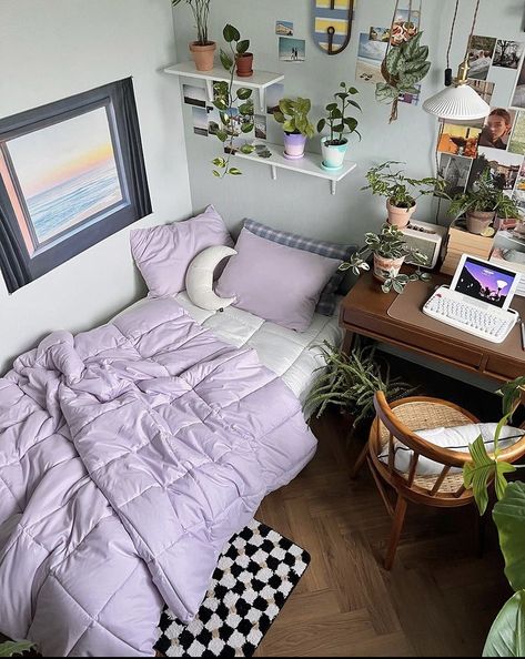 Bed Rooms Ideas Purple, Dorm Room Inspiration Purple, Lavendar Rooms Ideas, Lavender Purple Room Aesthetic, Dorm Inspiration Purple, Lavender Dorm Room Ideas College, Lilac Room Decor Ideas Bedrooms, White And Lavender Room Aesthetic, Lilac Bedroom Ideas Aesthetic