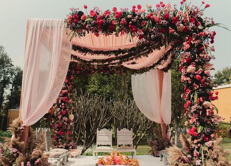 Top 21 enchanting décor ideas for an intimate wedding celebration Mandap Design, Wedding Background Decoration, Wedding Entrance Decor, Mandap Decor, Desi Wedding Decor, Wedding Backdrop Decorations, Wedding Mandap, Wedding Design Decoration, Outdoor Indian Wedding