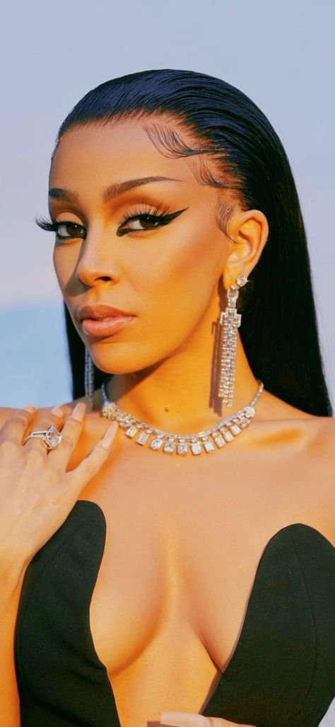 The sun on doja Doja Makeup Looks, Doja Cat Hairstyles, Doja Makeup, Doja Cat Hair, Doja Cat Short Hair, Doja Cat Makeup Looks, Doja Cat Makeup, Woman Doja Cat, Doja Cat Planet Her Aesthetic