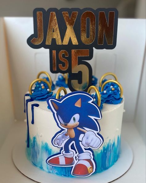 Sonic birthday cake. Blue, white, and gold. Tort Sonic, Sonic Cakes For Boys, Birthday Cale, Sonic Birthday Cake, Cupcake Toppers Wedding, Sonic The Hedgehog Cake, Sonic Cake, Lincoln Birthday, Hedgehog Cake