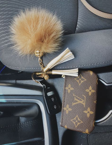 Louis Vuitton Keychain Aesthetic, New Car Keys Aesthetic, Louis Vuitton Key Pouch Aesthetic, Aesthetic Keys, Louis Vuitton Keychain Wallet, Car Keychain Aesthetic, Car Keys Aesthetic, Mochila Louis Vuitton, Louis Vuitton Tattoo