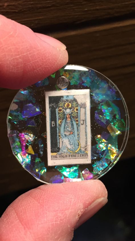 Miniature tarot card added to resin. Resin Idea, Clay Models, Witchy Crafts, Arts And Crafts Projects, Polymer Clay Crafts, Tarot Card, Apothecary, Resin Crafts, Tarot Cards