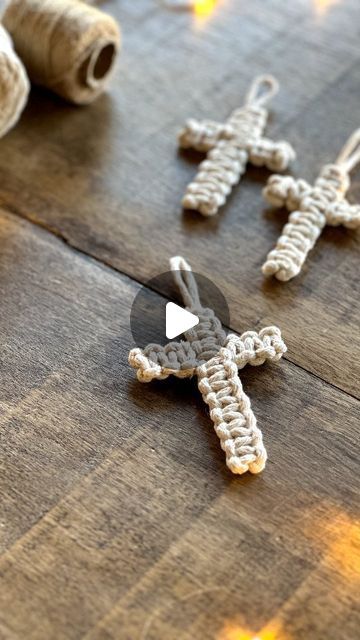 Macrame Cross Keychain, Homemade Keychains Diy How To Make, Friendship Craft Ideas, Macrame Cross Tutorial, Cross Crafts Diy, Cross Jewelry Diy, Twine Projects, Macrame Cross, Crocheted Cross