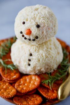 Ball Appetizers, Snowman Cheese Ball, Christmas Cheese Ball, Homemade Snowman, Holiday Appetizers Christmas, Cheese Ball Recipes Easy, Christmas Appetizers Easy, Christmas Appetizer, Holiday Cheese