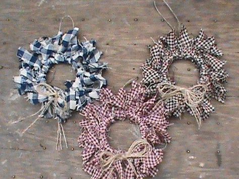 Made w shower curtain rings Mini Rag Wreath Ornaments, Mini Rag Wreath, Curtain Rings Crafts, Wire Clothes, Primitive Diy, Primitive Decorations, Primitive Christmas Ornaments, Rag Wreaths, Primitive Ornaments