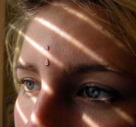 Double third-eye microdermal   <3 Microdermal Piercing Face, Beautiful Piercings, Third Eye Piercing, Microdermal Piercing, Tattoos Pinterest, Double Ear Piercings, Eye Piercing, Pink Tourmaline Crystal, Crystal Ear Cuff