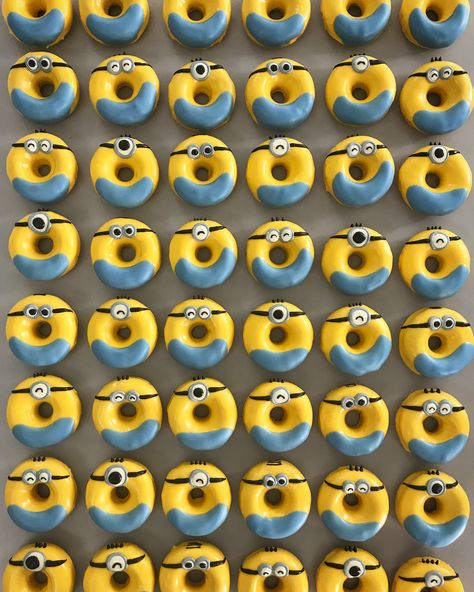 Donut Decorating Ideas, Fancy Donuts, Donuts Gourmet, Minion Birthday Cake, Kreative Snacks, Donut Decorations, Mini Doughnuts, Minion Birthday Party, Minion Cake