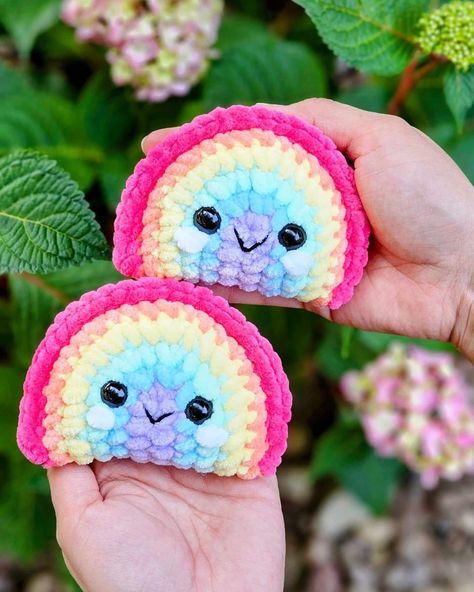 Crochet Rainbow Plush, Crochet Chunky Yarn, Yarn Keychain, Rainbow Plush, Easy Crochet Animals, Handmade Plushies, Valentines Patterns, Kawaii Crochet, Crochet Amigurumi Free Patterns