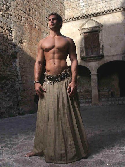 Men Wearing Skirts, Men In Kilts, Komplette Outfits, Mode Inspiration, Kilt, Costume Design, Male Models, Shiva, Long Skirt