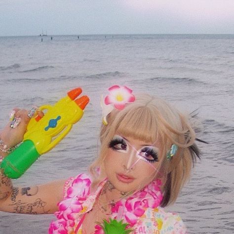 Hawaiian Gyaru, Gyaru Photoshoot, Beachy Gyaru, Beach Gyaru, Manba Gyaru, Beach Episode, Tropical Outfit, Frutiger Aero, Slang Words