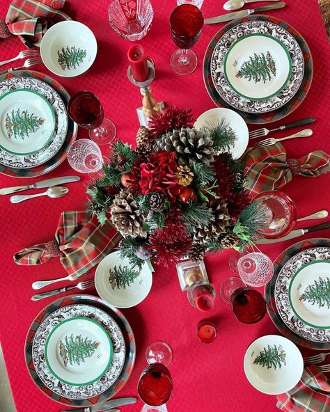 A traditional Christmas table featuring two of Spode’s classic patterns: Christmas Tree and Delamere paired with Spode’s Tartan. I love… Christmas Dining Table Decor, White Baubles, Red Napkins, Christmas Dining Table, Large Centerpiece, Spode Christmas Tree, Crystal Glassware, White Candles, Williams Sonoma