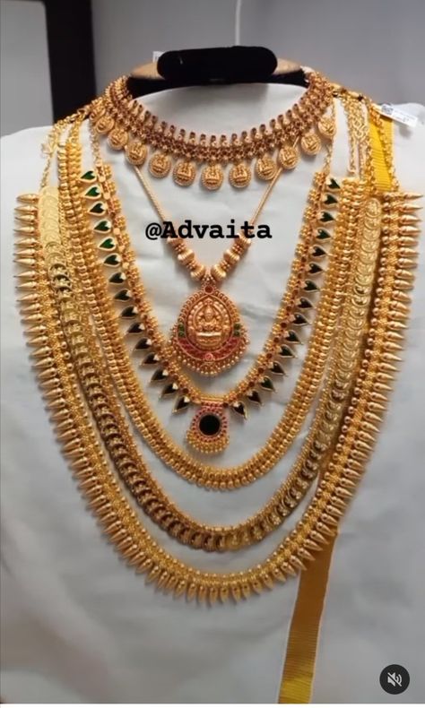 Kerala Wedding Set Gold, Kerala Design Gold Jewellery, Engagement Rings Kerala Hindu, Kerala Wedding Jewellery Collection, Konkani Jewellery, Traditional Jewelry Kerala, Kerala Bride Jewellery, Kerala Gold Jewellery, Kerala Wedding Jewellery