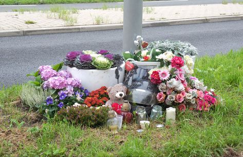 Roadside Memorial, In The Plane, Life Poems, Traffic Accident, Poems About Life, Memorial Flowers, The Bayou, Broken Hearts, Halloween Inspiration