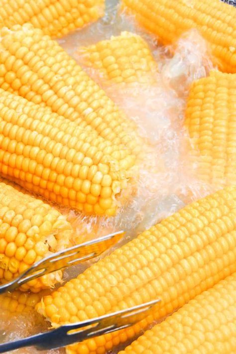 Boiling Corn, Boiled Corn, Mexican Street Corn, Ears Of Corn, Street Corn, Corn Recipes, Summer Barbecue, Corn On The Cob, Frozen Corn