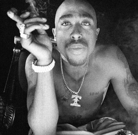 2pac Photos, Tupac Shakur Black And White, Hiphop Aesthetic Wallpaper, 2pac Shakur, Tupac Wallpaper, Tupac Pictures, Grunge Pictures, Love Birthday Quotes, 90s Hip Hop Fashion