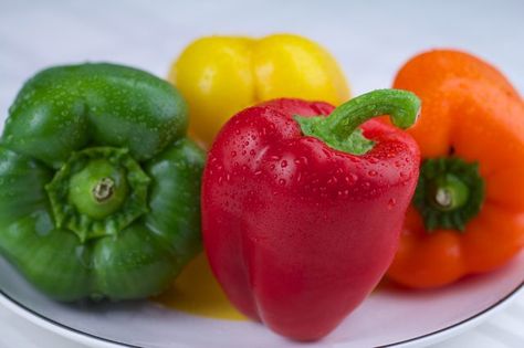 How to Cook Sliced Bell Peppers in the Oven Benefits Of Bell Peppers, Small Peppers, Bell Pepper Benefits, Cooking Peppers, Pepper Pig, Zero Calorie Foods, Bbq Pig, Yellow Bell Pepper, Jalapeno Peppers