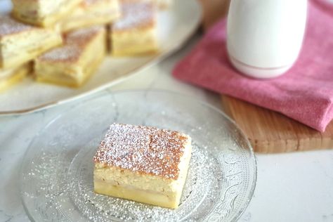 This recipe is a twist on the traditional magic cake. Layer Granny Smith apples at the bottom of your cake tin (or use canned pie apples if you're short on time) and just like magic, three layers appear: cake, apple custard and fudge! Apple Magic Cake, Winter Brownies, Magic Cake Recipes, Apple Custard, Australia Food, Pies Maker, Apple Dessert Recipes, Mince Recipes, Baked Strawberries