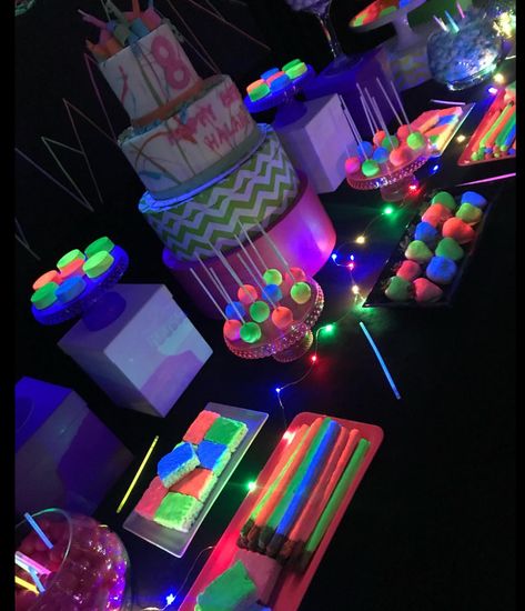 Neon Party Foods, Glow Party Food, Dark Birthday Party, Glow In The Dark Birthday, Glow Theme Party, Dark Birthday, 14th Birthday Party Ideas, Glow In Dark Party, Neon Birthday Party