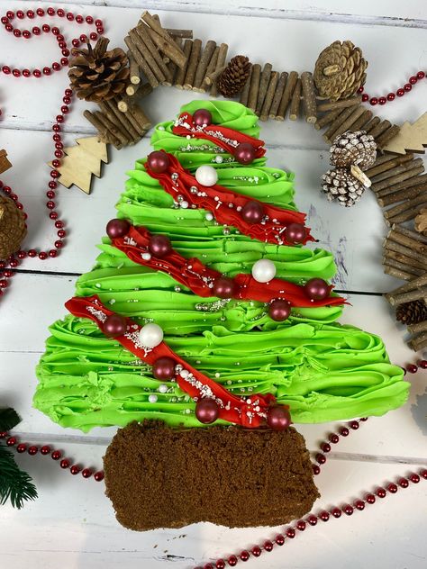 These pull apart Christmas Tree cupcakes are so easy to make. They are so simple. If you are looking for some Christmas ideas then look no further. These Christmas tree pull apart cupcakes are perfect for the holidays. They are so festive. If you are looking for some Christmas tree cupcake ideas then look no further. These vanilla cupcakes are so moist. They are completely homemade. Christmas Tree Pull Apart Cupcakes, Christmas Tree Cupcakes Pull Apart, Christmas Flavour Cupcakes, Cupcake Tree Topper, Pull Apart Christmas Tree, Xmas Tree Cupcakes, Vanilla Baking Recipes, Tree Cupcakes, Cupcakes Vanilla