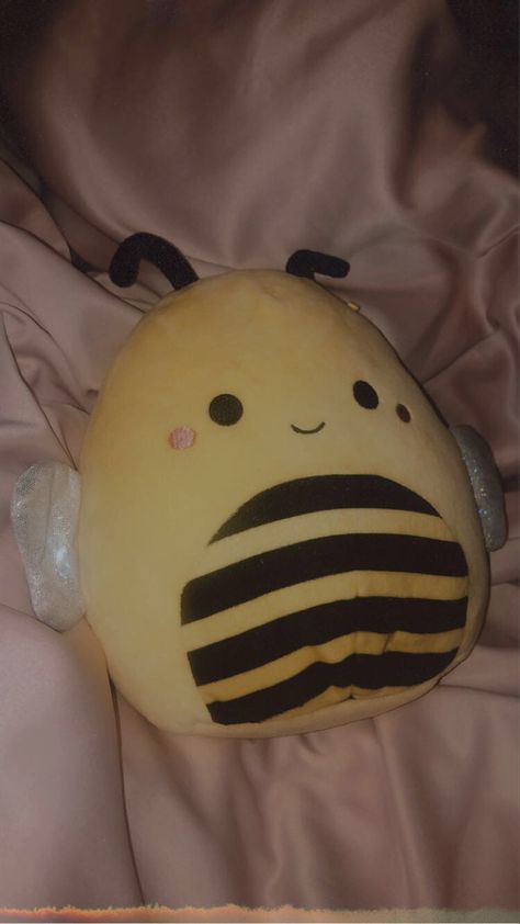 Bee Squishmallow, Squishmallow Aesthetic, Cute Squishies, Gift Inspo, Cartoon Wallpaper Iphone, Kawaii Plushies, Cute Pillows, Cute Stuffed Animals, Girls Cartoon Art