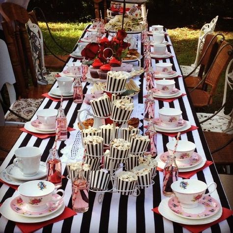 Table Settings For Parties, Queen Of Hearts Party, Mad Tea Parties, Alice In Wonderland Tea Party Birthday, Bridal Shower Cupcakes, Alice Tea Party, Sweet Tables, Mad Hatter Party, Turkish Tiles