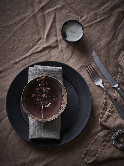 Linda Åhman Interior Designer Wabi Sabi Table, Dreamy Interior, 70s Interior Design, Dark Table, 70s Interior, 2024 Inspiration, Table Setting Inspiration, Minimalist Kitchen Design, Table Scape