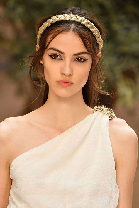 Greek Makeup, Camille Hurel, Greek Dress, Goddess Makeup, Chanel Resort, Goddess Costume, Glamour Uk, Style Goals, Beauty Looks