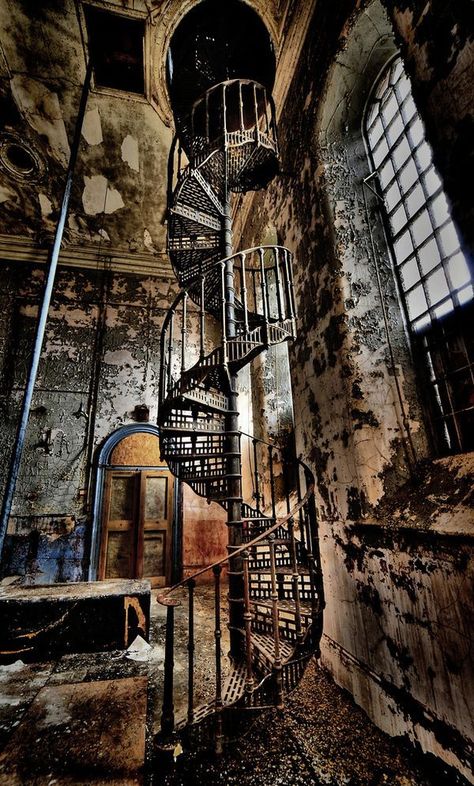 Urban Decay Photography, Abandoned House, Abandoned Mansions, Haunted Places, Spiral Staircase, Water Tower, Tampa Florida, Abandoned Buildings, Abandoned Houses