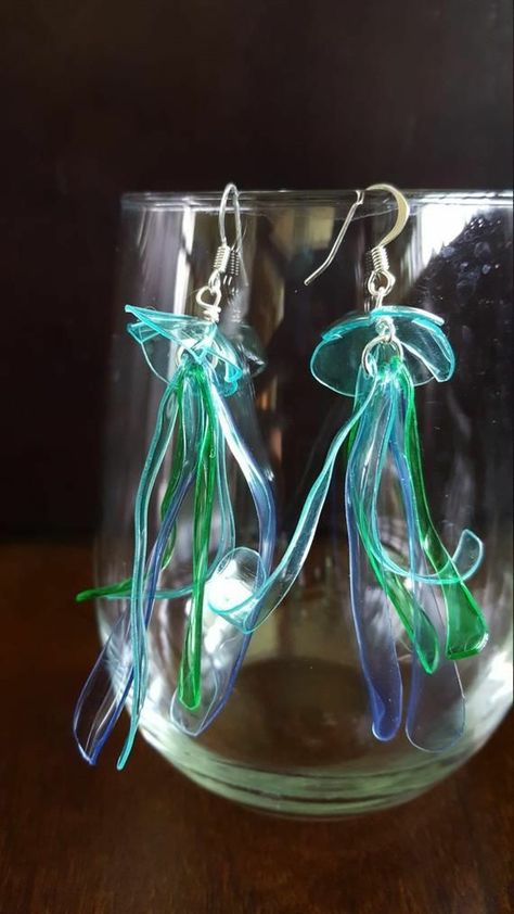 Bottle Jellyfish, Plastik Recycling, Bottles Decoration Diy, Jellyfish Earrings, Upcycle Plastic, Plastic Bottle Flowers, Plastic Bottle Art, Bottle Earrings, Pulseras Diy