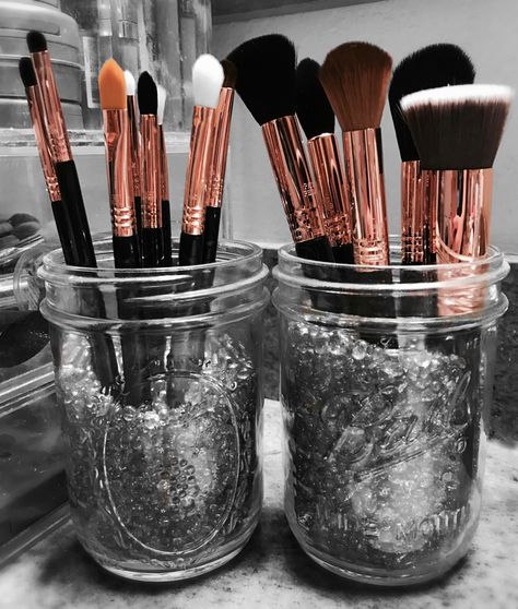 Sigma make up brushes in Copper. Mason Jar make up brush holder! DIY: things to do with a mason jar. Diy Beauty Room, Diy Brush Holder, Diy Makeup Brush Holder, Mason Jar Ideas, Diy Makeup Brush, Diy Makeup Vanity, Makeup Brush Organization, Jar Ideas, Makeup Brush Holder